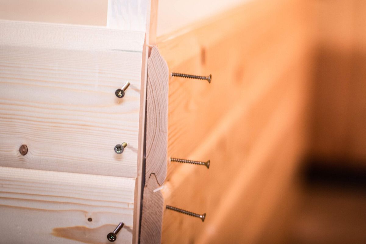 So werden die Blockbohlen einer Massivholzsauna verbaut