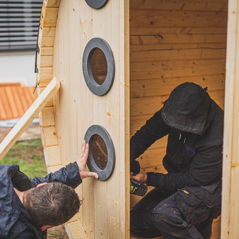 Die kleinen runden Fenster nebend er Tür werden ebenfalls ausgesägt und anschließend direkt eingesetzt