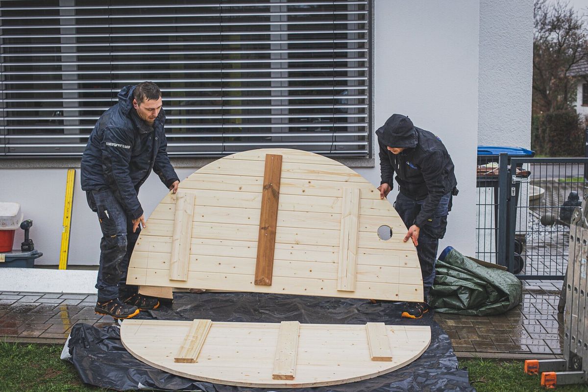 Die kreisrunde Rückwand wird aus zwei vorgefertigten Häflften zusammengesetzt