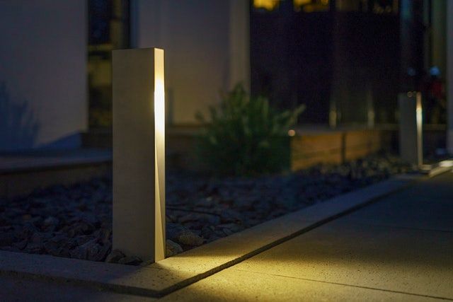 Mit ausreichender Wegbeleuchtung im Garten finden Sie auch nach Einsetzend er Dämmerung sicher zu ihrer Sauna