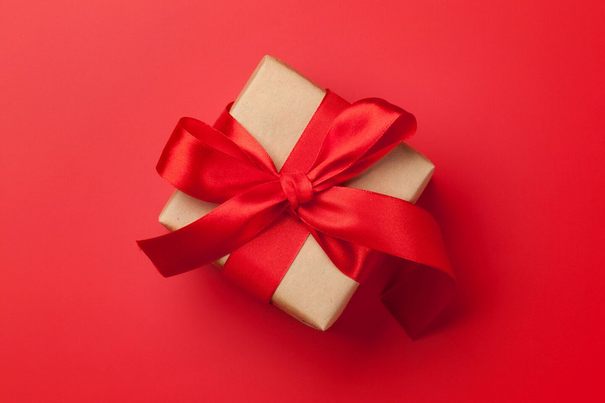 Weihnachtsgeschenk mit Schleife