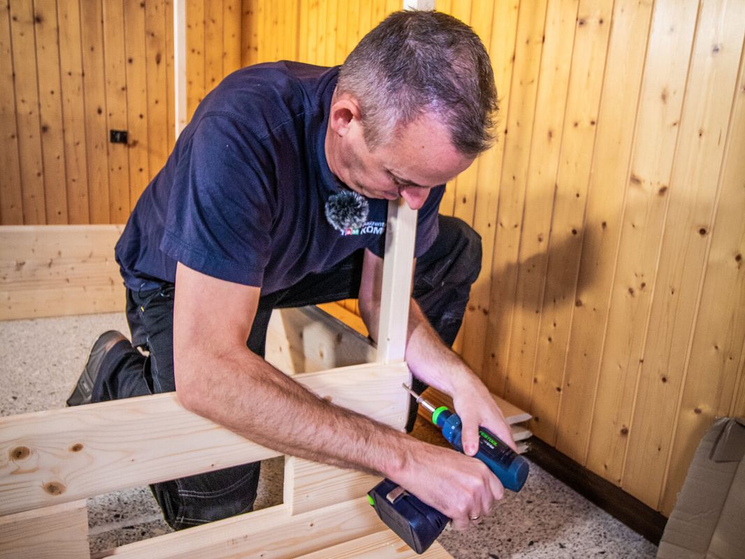 Saunamontage: Montageleiter Jens Schütt bei der Arbeit
