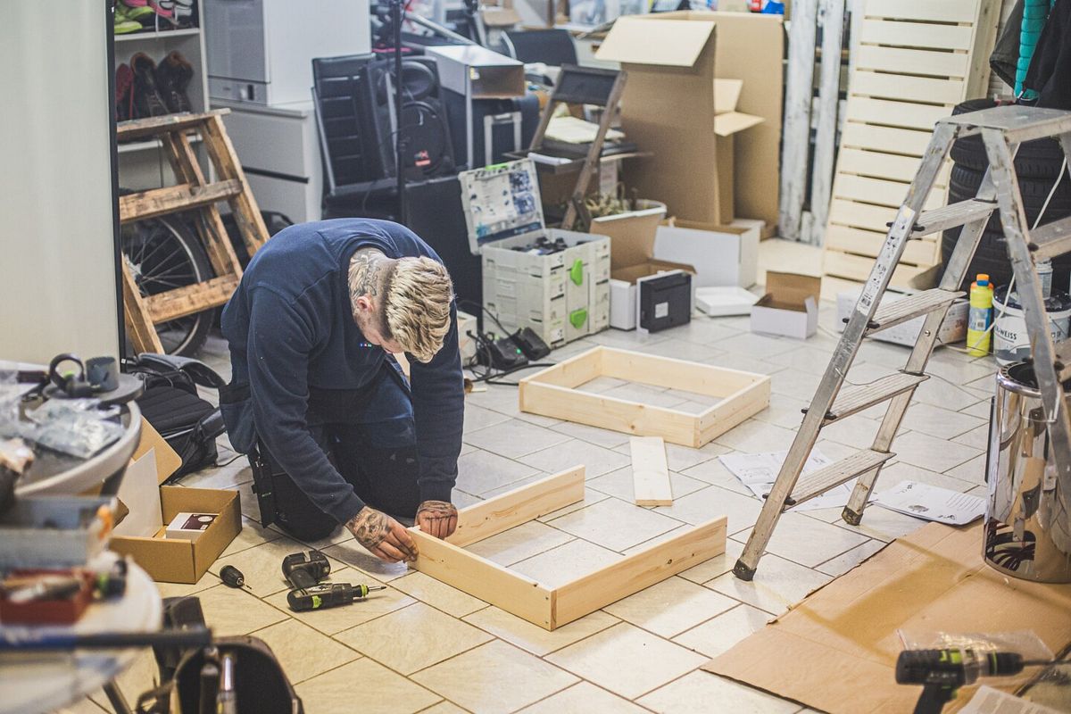 Wer eine Sauna selber bauen oder aufbauen möchte, sollte mit Werkzeugen umzugehen wissen. Wie es etwas einfacher geht, zeigen wir ihnen!