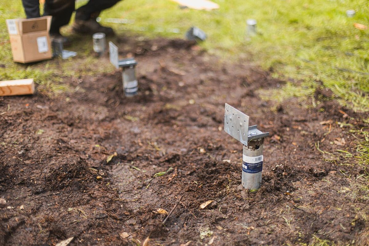 Die Winkeleisen werden auf den Schrauben befestigt