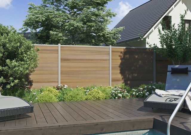 Ein Gartenzaun ist ein idealer Sichtschutz für ihre Outdoorsauna