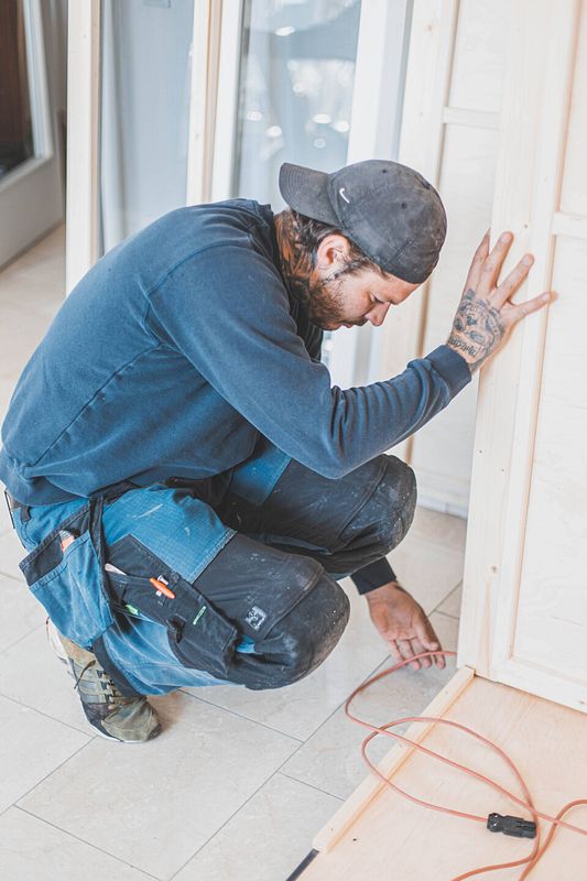 Beim Aufstellen der Wände müssen die Kabel durchgeführt werden