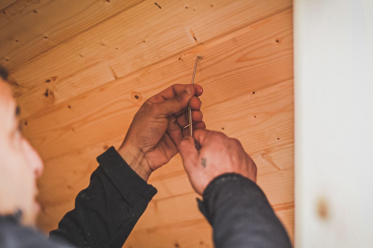 Die Kabel für Beleuchtung und Saunaofen werden verlegt