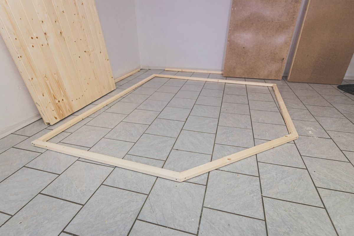 Ein gefliester Boden im Keller oder im Badezimmer ist ideal, um darauf eine Sauna zu bauen