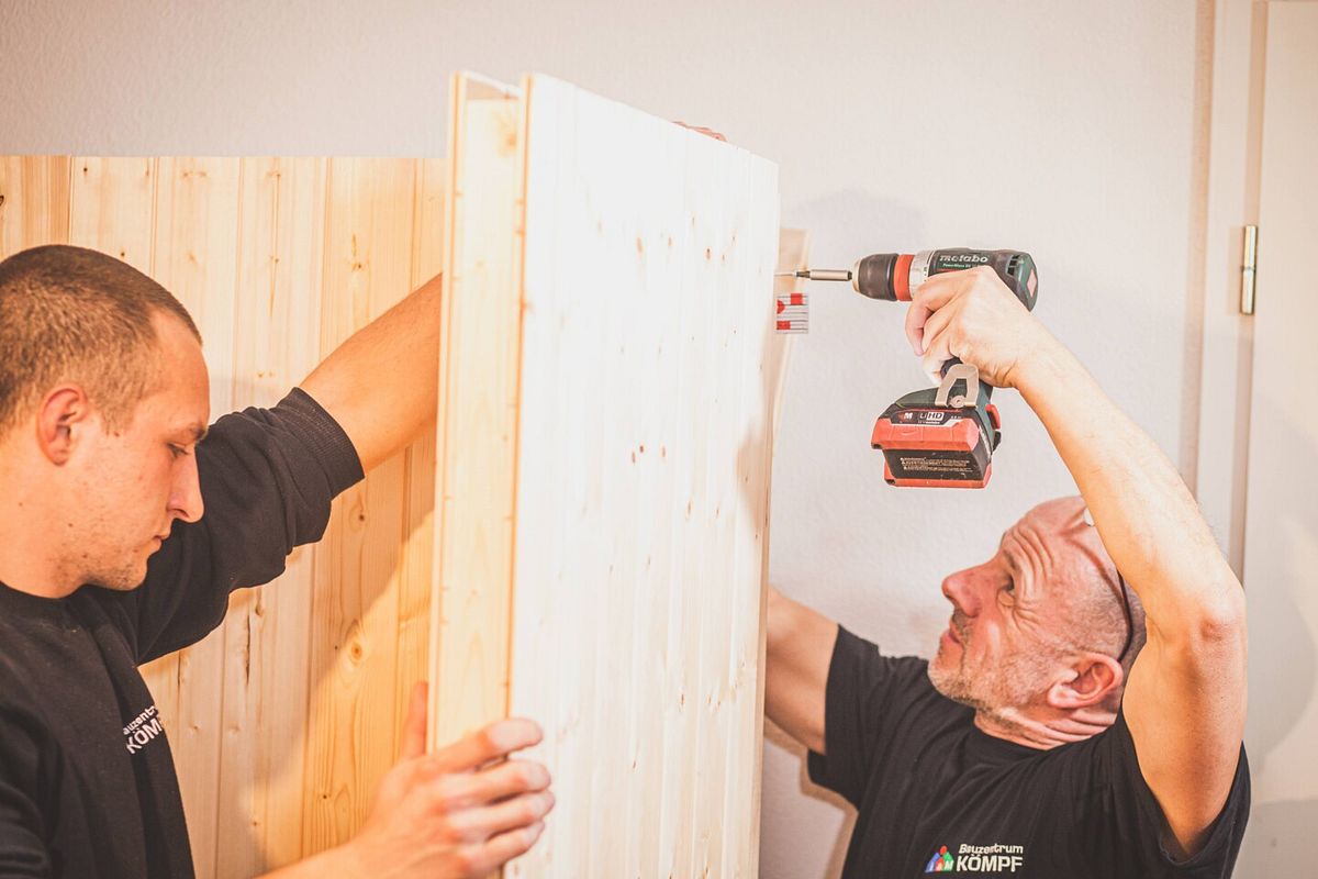 Kleine Elementsaunen können häufig schon mit einfachem Standartwerkzeug zusammengebaut werden. Bei größeren Modellen überlassen Sie doch einfach den Profis die Arbeit.