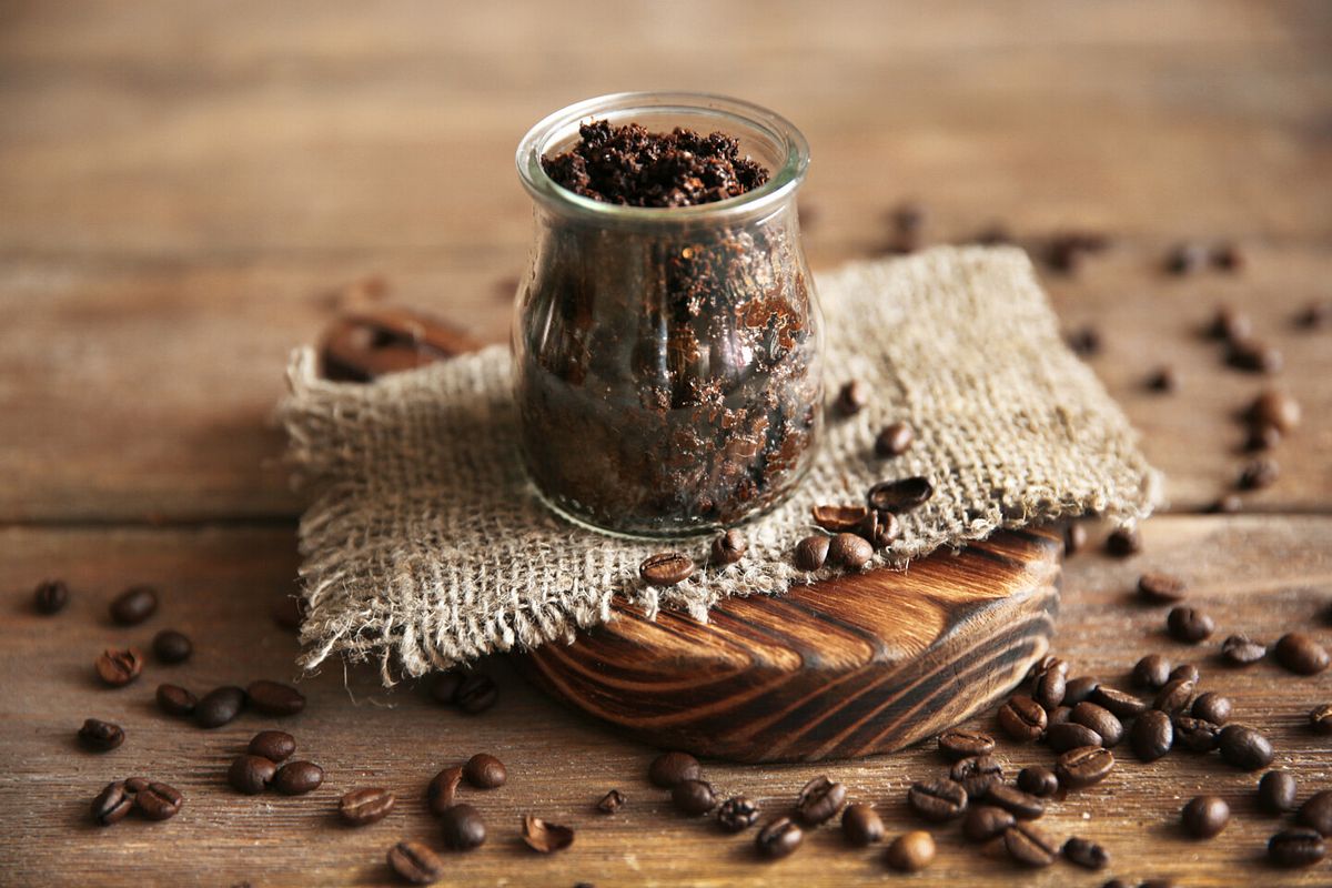 Schmeißen Sie Kaffeesatz nicht weg! Sie können daraus ganz einfach ein wohltuendes Peeling machen!