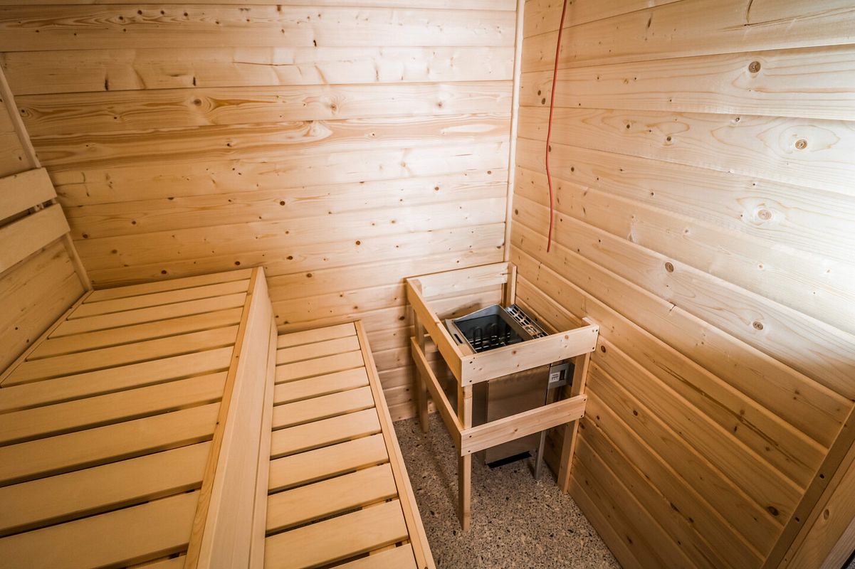 Ein frisch montierter Saunaofen in einer neuen Sauna