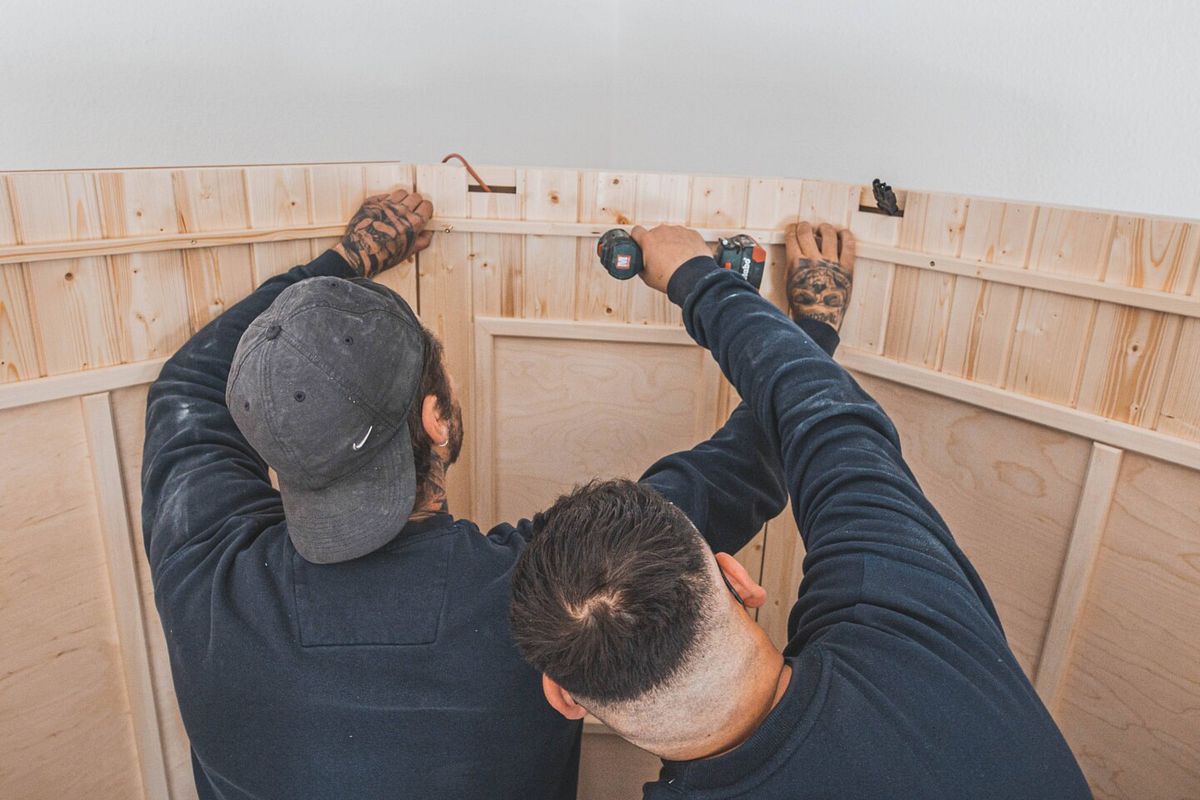 Eine horizontal rundum laufende Verblendung dient als Abschluss zur Decke der Kabine