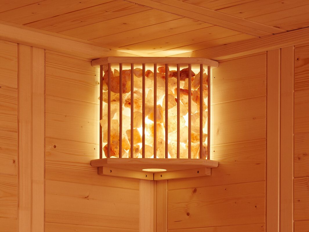 Die Salzkristallleuchte von Karibu sorgt für eine besonders angenehme Atmosphäre in der Sauna
