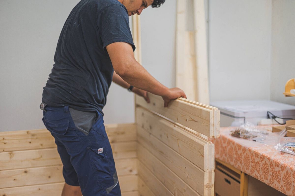 Die Holzbohlen werden einfach aufeinander gesetzt und sind dank Nut-Feder-Prinzip stabil