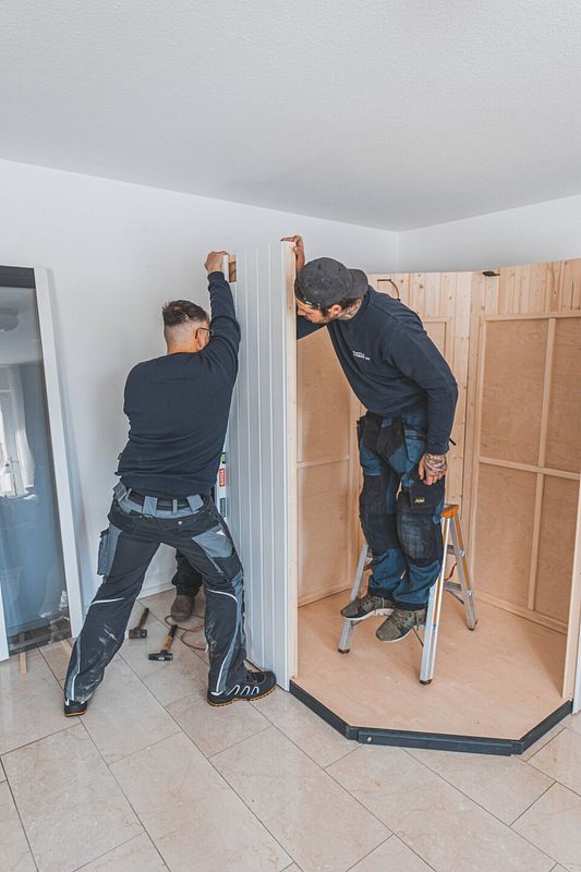 Wandelemente einer Infrarotkabine werden verschraubt